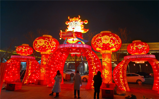 山西忻州古城灯会举行亮灯仪式